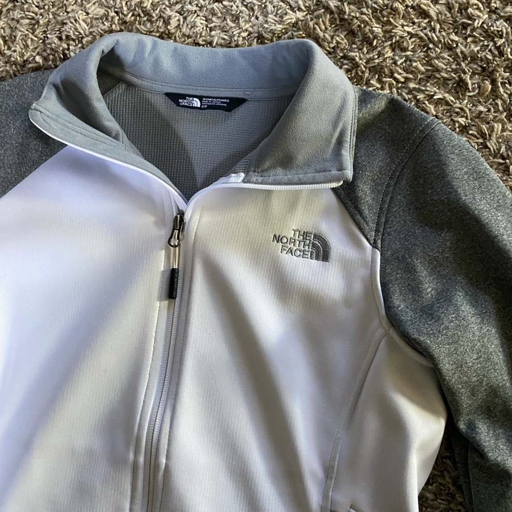 North face lightweight jacket. Size small.